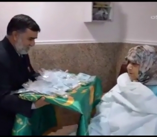 حضور خادمین آستان مقدس در مراکز درمانی - پخش شده از شبکه قرآن سیما